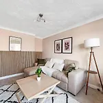 Cosy Modern Home-garden Oasis, Peaceful & Leeds (West Yorkshire)